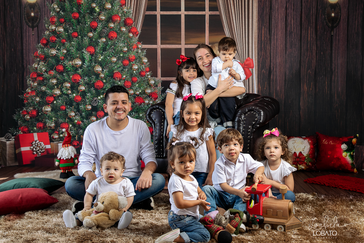 ensaio-fotografico-de-natal-2022-retratos-de-natal-fotografia-de-natal-fotos-papai-noel-cenario-fotografico-de-natal-2022-fundo-fotografico-de-natal-fundos-wentz-arvore-de-natal-papai-noel-decoracao-de-natal-estudio-fotografico-em-barbacena-isabela-lobato