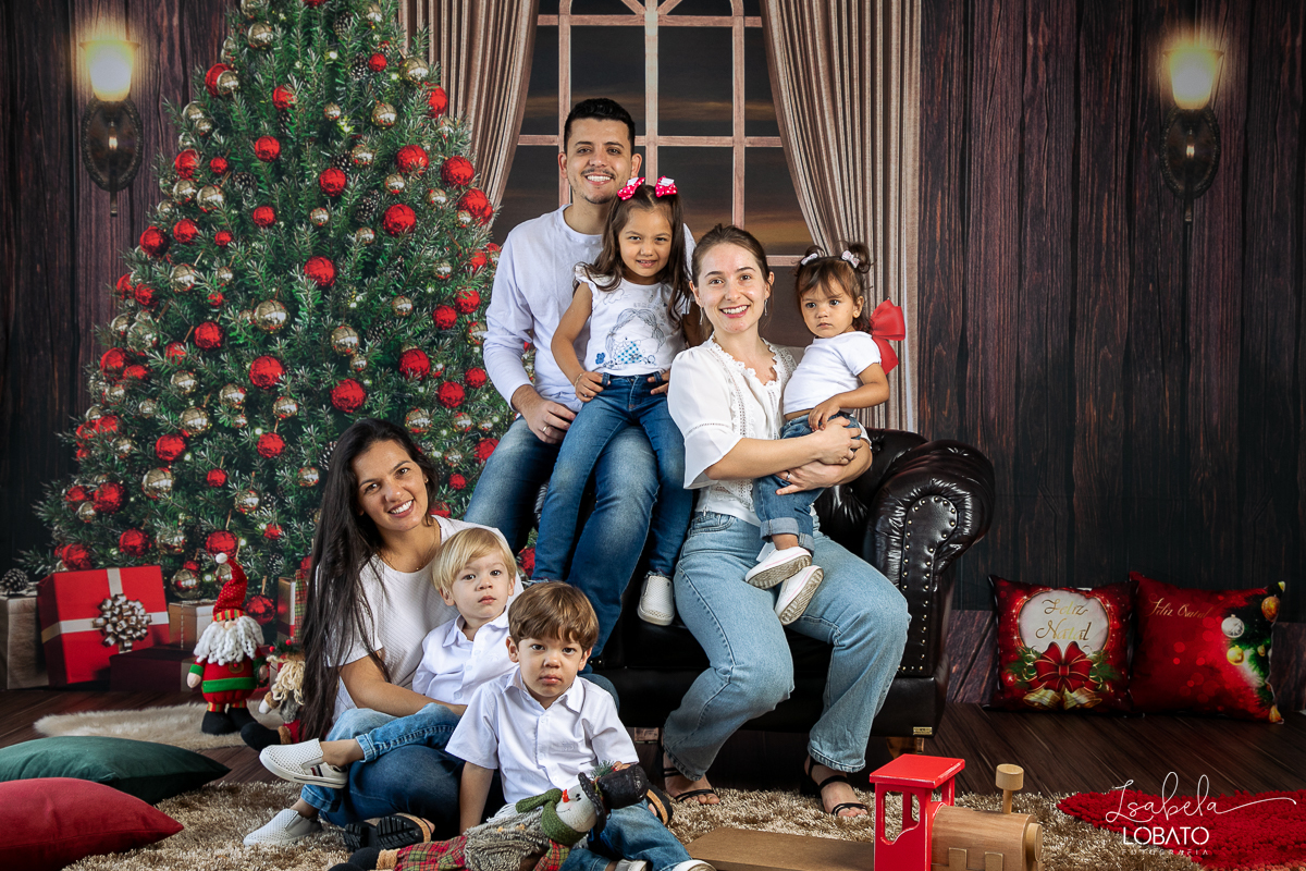 ensaio-fotografico-de-natal-2022-retratos-de-natal-fotografia-de-natal-fotos-papai-noel-cenario-fotografico-de-natal-2022-fundo-fotografico-de-natal-fundos-wentz-arvore-de-natal-papai-noel-decoracao-de-natal-estudio-fotografico-em-barbacena-isabela-lobato