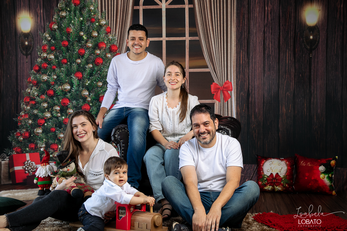 ensaio-fotografico-de-natal-2022-retratos-de-natal-fotografia-de-natal-fotos-papai-noel-cenario-fotografico-de-natal-2022-fundo-fotografico-de-natal-fundos-wentz-arvore-de-natal-papai-noel-decoracao-de-natal-estudio-fotografico-em-barbacena-isabela-lobato