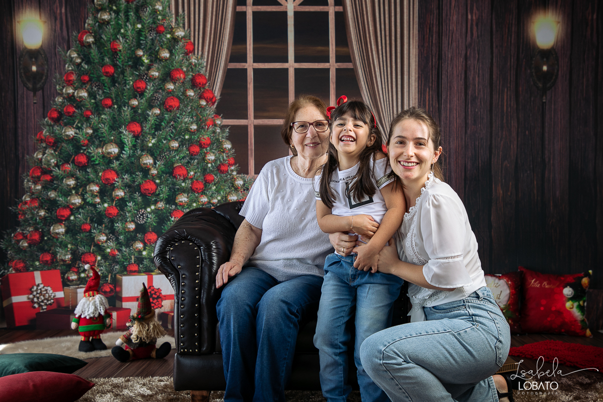 ensaio-fotografico-de-natal-2022-retratos-de-natal-fotografia-de-natal-fotos-papai-noel-cenario-fotografico-de-natal-2022-fundo-fotografico-de-natal-fundos-wentz-arvore-de-natal-papai-noel-decoracao-de-natal-estudio-fotografico-em-barbacena-isabela-lobato
