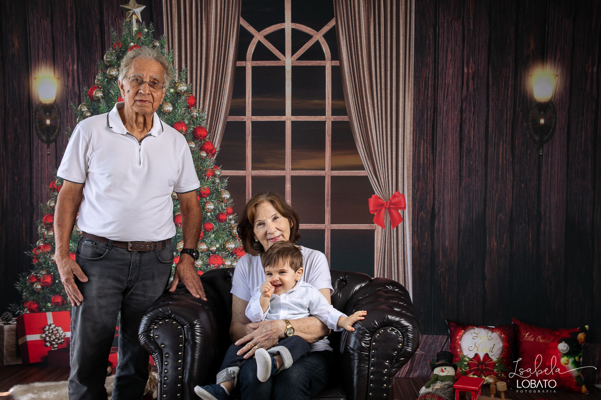 ensaio-fotografico-de-natal-2022-retratos-de-natal-fotografia-de-natal-fotos-papai-noel-cenario-fotografico-de-natal-2022-fundo-fotografico-de-natal-fundos-wentz-arvore-de-natal-papai-noel-decoracao-de-natal-estudio-fotografico-em-barbacena-isabela-lobato