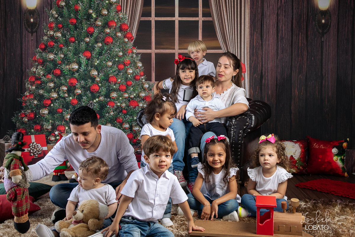 ensaio-fotografico-de-natal-2022-retratos-de-natal-fotografia-de-natal-fotos-papai-noel-cenario-fotografico-de-natal-2022-fundo-fotografico-de-natal-fundos-wentz-arvore-de-natal-papai-noel-decoracao-de-natal-estudio-fotografico-em-barbacena-isabela-lobato
