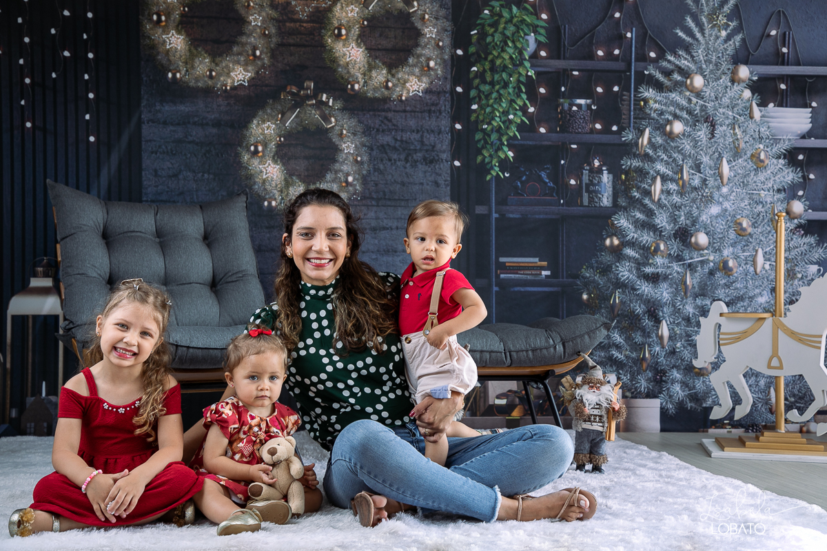 ensaio-fotografico-de-natal-2022-retratos-de-natal-fotografia-de-natal-fotos-papai-noel-cenario-fotografico-de-natal-2022-fundo-fotografico-de-natal-fundos-wentz-arvore-de-natal-papai-noel-decoracao-de-natal-estudio-fotografico-em-barbacena-isabela-lobato