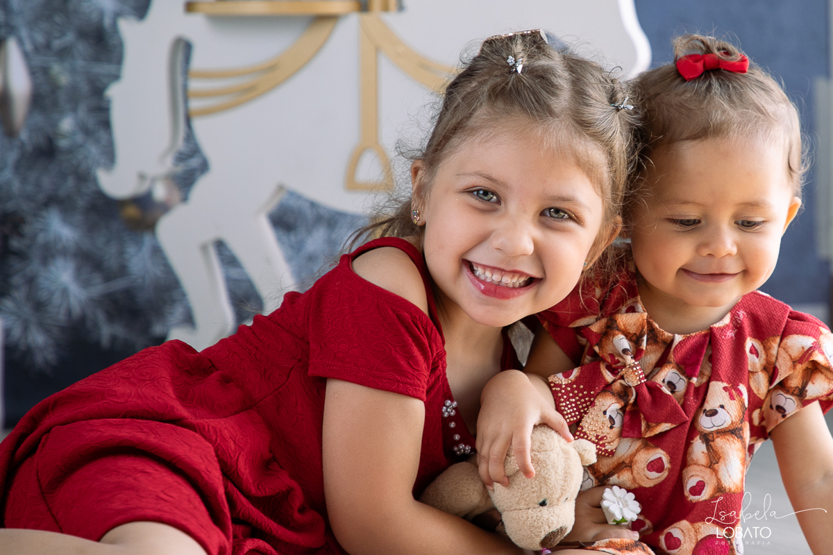 ensaio-fotografico-de-natal-2022-retratos-de-natal-fotografia-de-natal-fotos-papai-noel-cenario-fotografico-de-natal-2022-fundo-fotografico-de-natal-fundos-wentz-arvore-de-natal-papai-noel-decoracao-de-natal-estudio-fotografico-em-barbacena-isabela-lobato