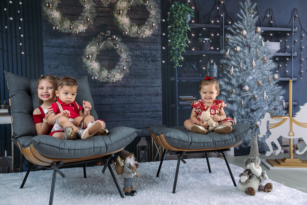 ensaio-fotografico-de-natal-2022-retratos-de-natal-fotografia-de-natal-fotos-papai-noel-cenario-fotografico-de-natal-2022-fundo-fotografico-de-natal-fundos-wentz-arvore-de-natal-papai-noel-decoracao-de-natal-estudio-fotografico-em-barbacena-isabela-lobato