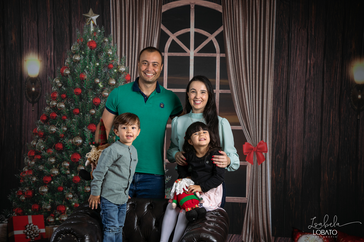 ensaio-fotografico-de-natal-2022-retratos-de-natal-fotografia-de-natal-fotos-papai-noel-cenario-fotografico-de-natal-2022-fundo-fotografico-de-natal-fundos-wentz-arvore-de-natal-papai-noel-decoracao-de-natal-estudio-fotografico-em-barbacena-isabela-lobato