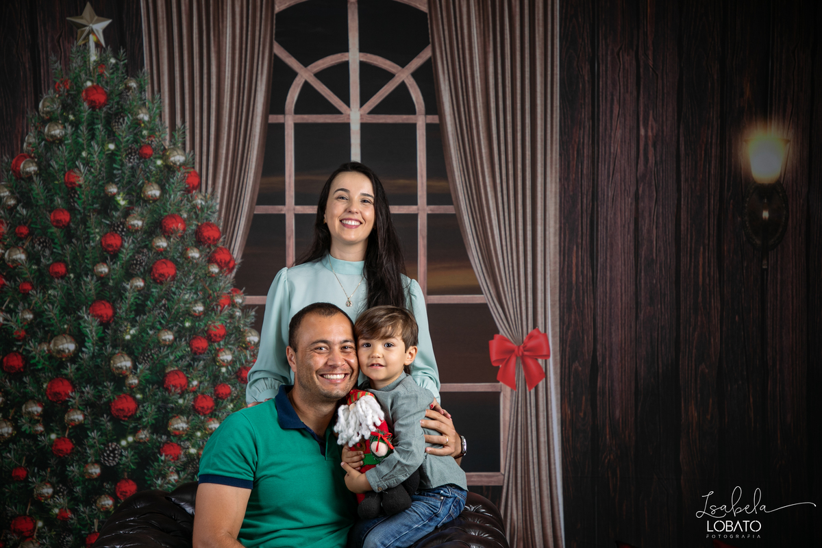 ensaio-fotografico-de-natal-2022-retratos-de-natal-fotografia-de-natal-fotos-papai-noel-cenario-fotografico-de-natal-2022-fundo-fotografico-de-natal-fundos-wentz-arvore-de-natal-papai-noel-decoracao-de-natal-estudio-fotografico-em-barbacena-isabela-lobato
