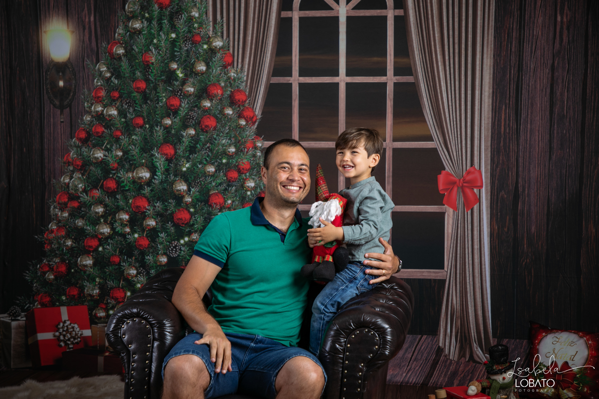 ensaio-fotografico-de-natal-2022-retratos-de-natal-fotografia-de-natal-fotos-papai-noel-cenario-fotografico-de-natal-2022-fundo-fotografico-de-natal-fundos-wentz-arvore-de-natal-papai-noel-decoracao-de-natal-estudio-fotografico-em-barbacena-isabela-lobato