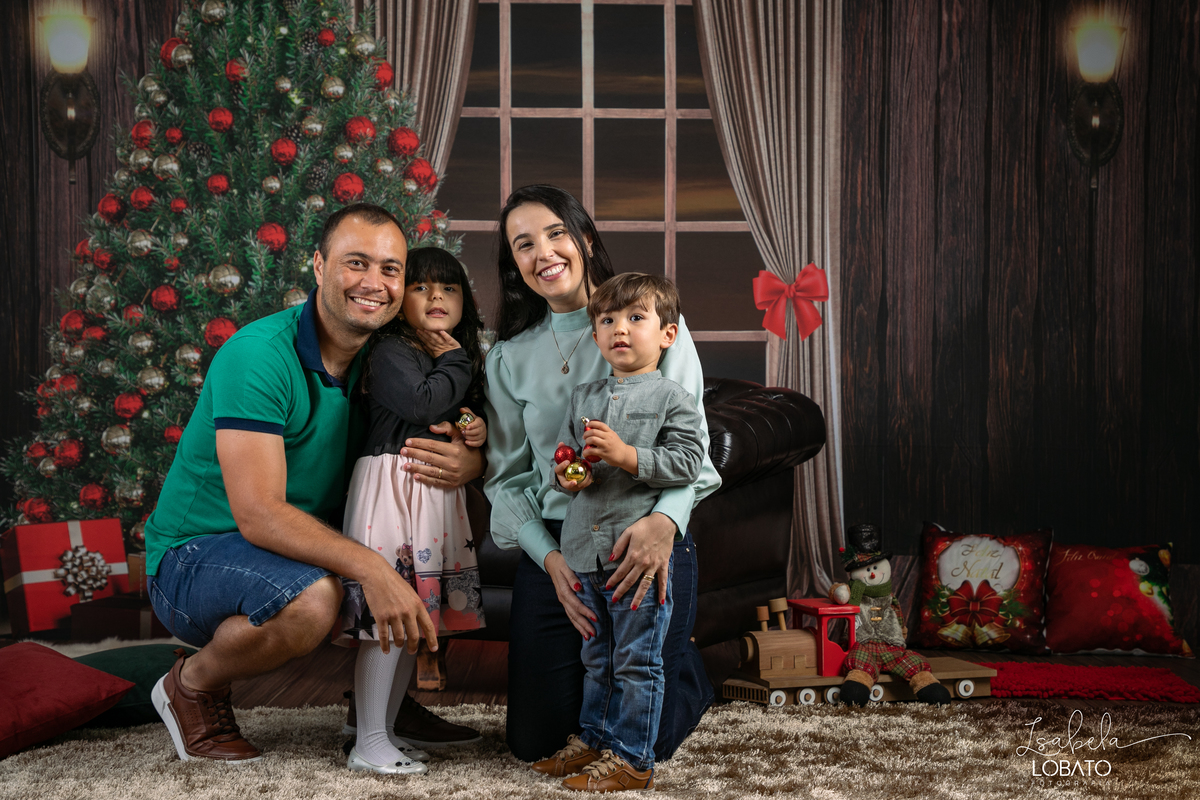 ensaio-fotografico-de-natal-2022-retratos-de-natal-fotografia-de-natal-fotos-papai-noel-cenario-fotografico-de-natal-2022-fundo-fotografico-de-natal-fundos-wentz-arvore-de-natal-papai-noel-decoracao-de-natal-estudio-fotografico-em-barbacena-isabela-lobato