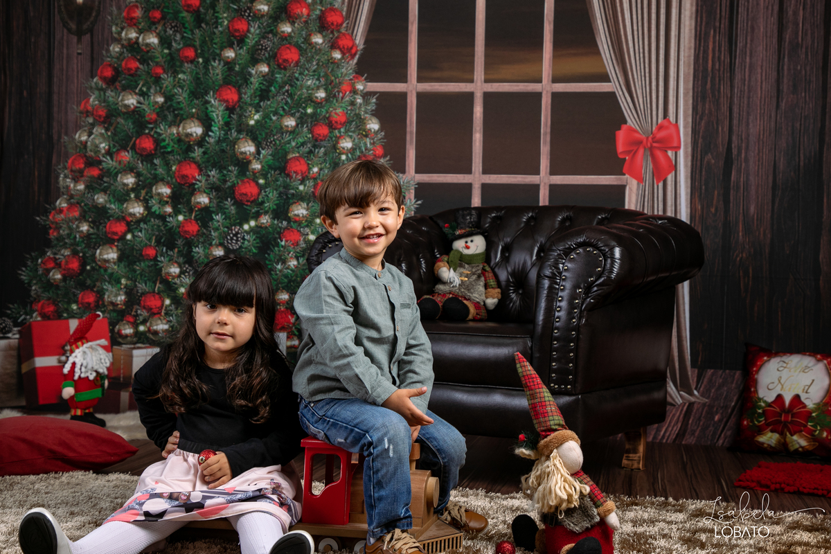 ensaio-fotografico-de-natal-2022-retratos-de-natal-fotografia-de-natal-fotos-papai-noel-cenario-fotografico-de-natal-2022-fundo-fotografico-de-natal-fundos-wentz-arvore-de-natal-papai-noel-decoracao-de-natal-estudio-fotografico-em-barbacena-isabela-lobato