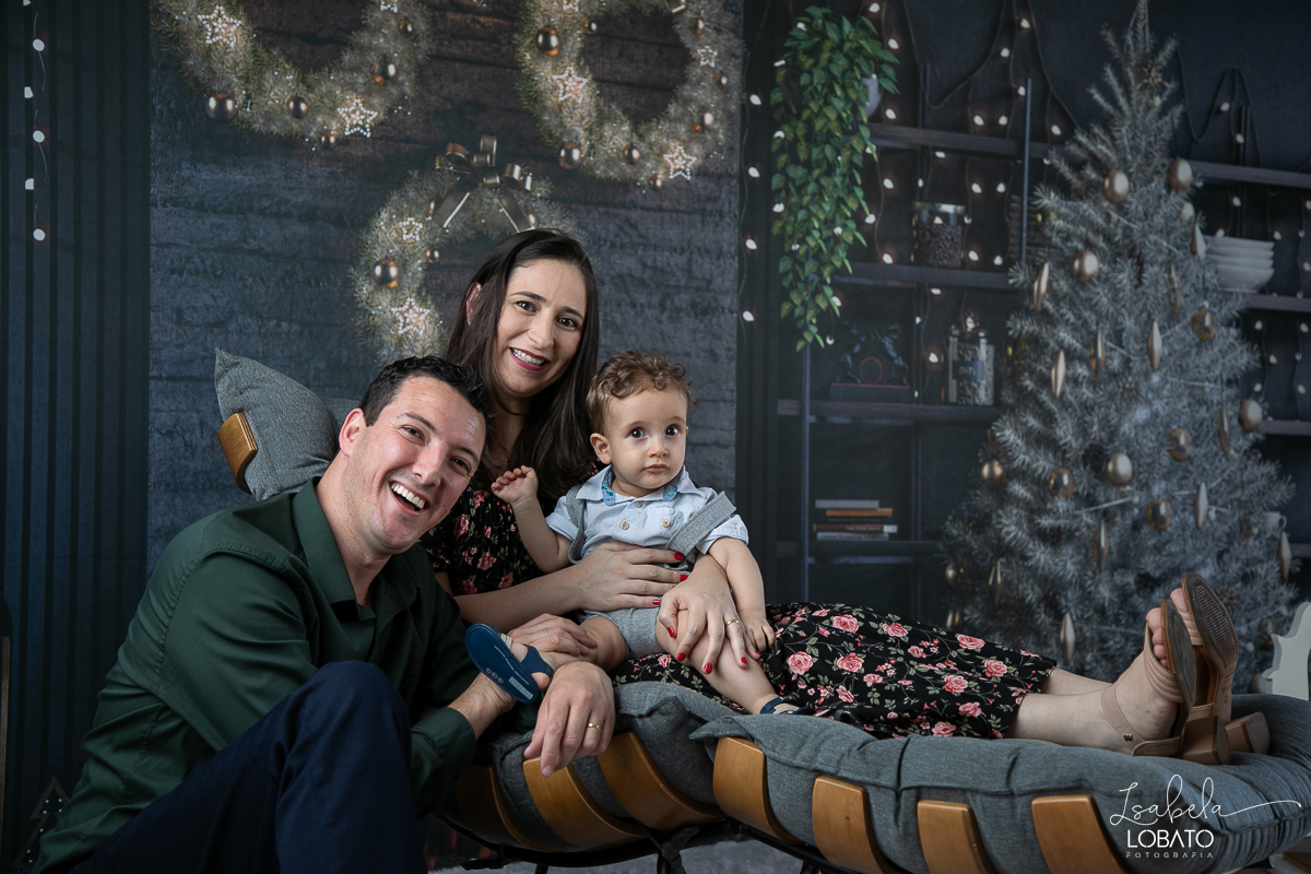 ensaio-fotografico-de-natal-2022-retratos-de-natal-fotografia-de-natal-fotos-papai-noel-cenario-fotografico-de-natal-2022-fundo-fotografico-de-natal-fundos-wentz-arvore-de-natal-papai-noel-decoracao-de-natal-estudio-fotografico-em-barbacena-isabela-lobato