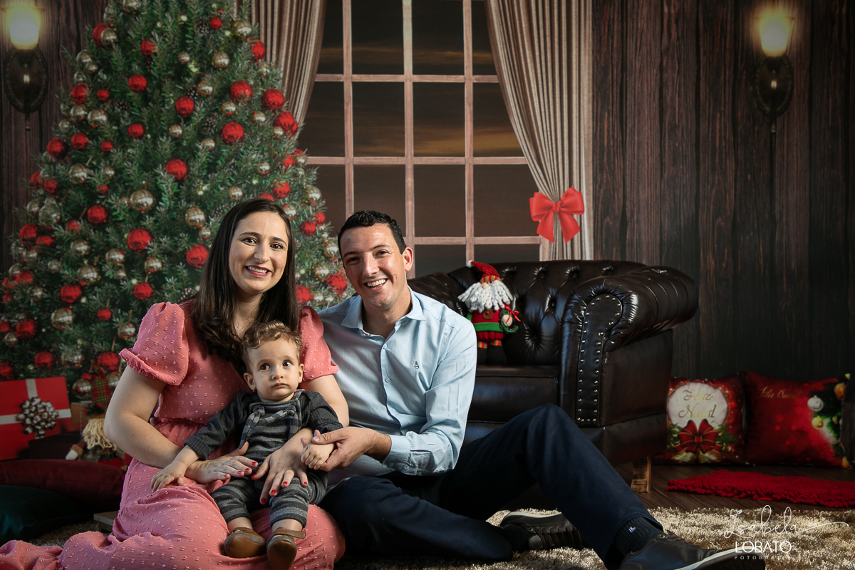 ensaio-fotografico-de-natal-2022-retratos-de-natal-fotografia-de-natal-fotos-papai-noel-cenario-fotografico-de-natal-2022-fundo-fotografico-de-natal-fundos-wentz-arvore-de-natal-papai-noel-decoracao-de-natal-estudio-fotografico-em-barbacena-isabela-lobato