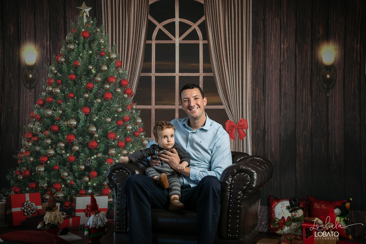 ensaio-fotografico-de-natal-2022-retratos-de-natal-fotografia-de-natal-fotos-papai-noel-cenario-fotografico-de-natal-2022-fundo-fotografico-de-natal-fundos-wentz-arvore-de-natal-papai-noel-decoracao-de-natal-estudio-fotografico-em-barbacena-isabela-lobato