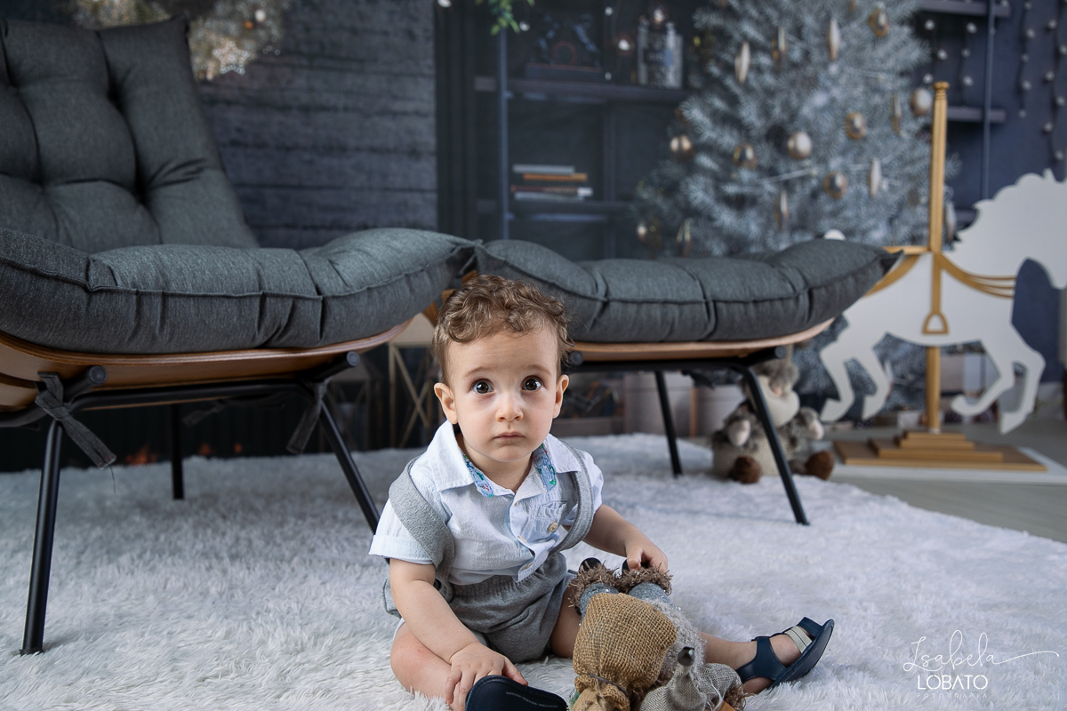 ensaio-fotografico-de-natal-2022-retratos-de-natal-fotografia-de-natal-fotos-papai-noel-cenario-fotografico-de-natal-2022-fundo-fotografico-de-natal-fundos-wentz-arvore-de-natal-papai-noel-decoracao-de-natal-estudio-fotografico-em-barbacena-isabela-lobato
