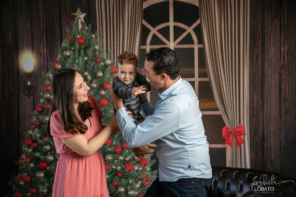 ensaio-fotografico-de-natal-2022-retratos-de-natal-fotografia-de-natal-fotos-papai-noel-cenario-fotografico-de-natal-2022-fundo-fotografico-de-natal-fundos-wentz-arvore-de-natal-papai-noel-decoracao-de-natal-estudio-fotografico-em-barbacena-isabela-lobato