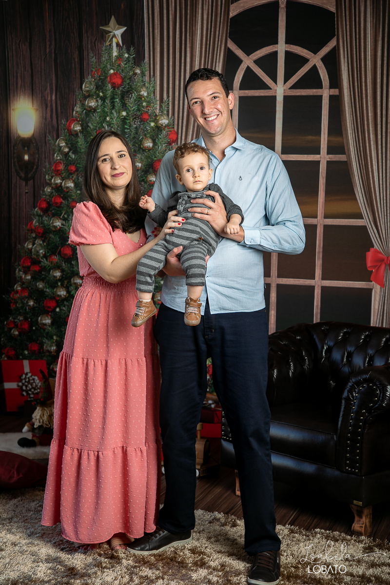 ensaio-fotografico-de-natal-2022-retratos-de-natal-fotografia-de-natal-fotos-papai-noel-cenario-fotografico-de-natal-2022-fundo-fotografico-de-natal-fundos-wentz-arvore-de-natal-papai-noel-decoracao-de-natal-estudio-fotografico-em-barbacena-isabela-lobato