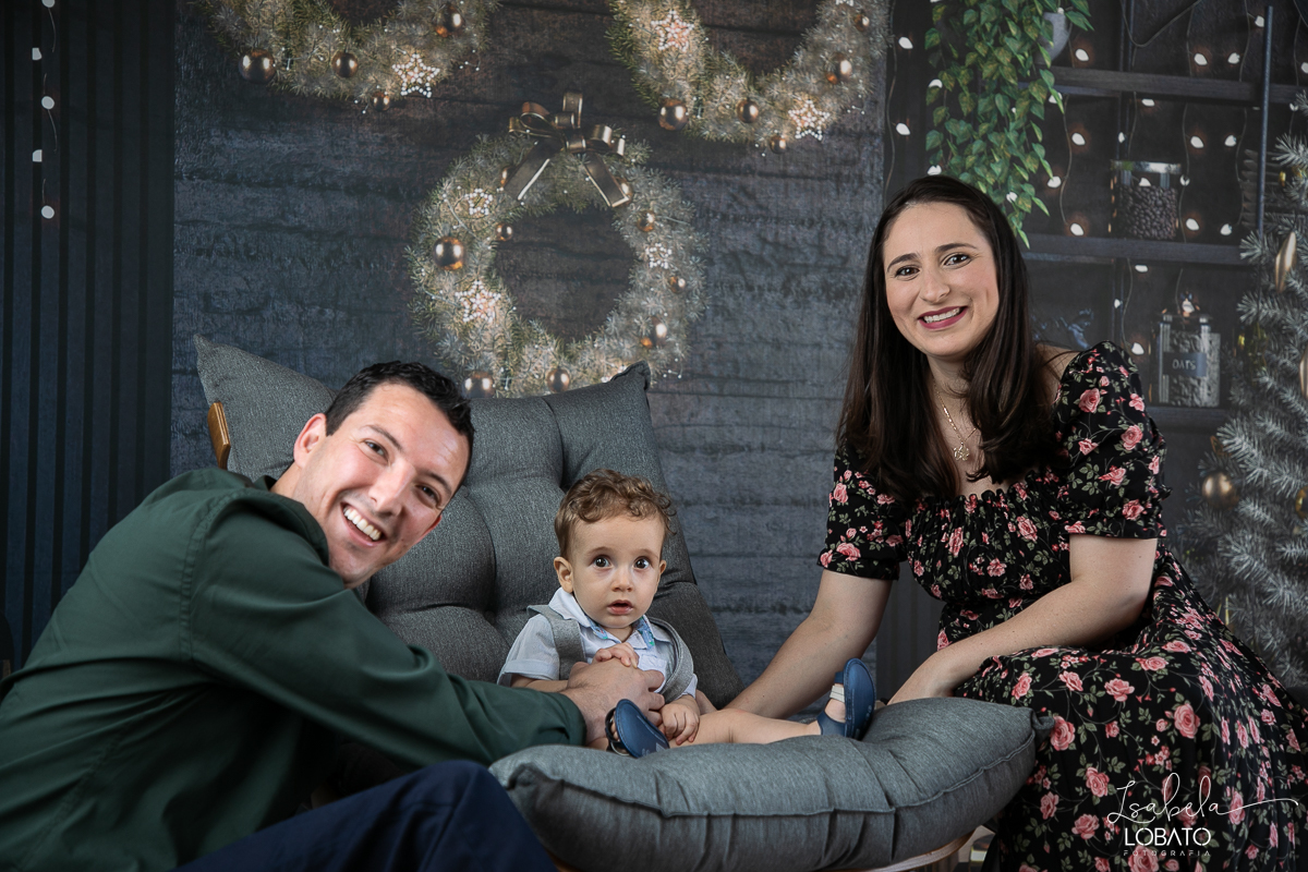 ensaio-fotografico-de-natal-2022-retratos-de-natal-fotografia-de-natal-fotos-papai-noel-cenario-fotografico-de-natal-2022-fundo-fotografico-de-natal-fundos-wentz-arvore-de-natal-papai-noel-decoracao-de-natal-estudio-fotografico-em-barbacena-isabela-lobato