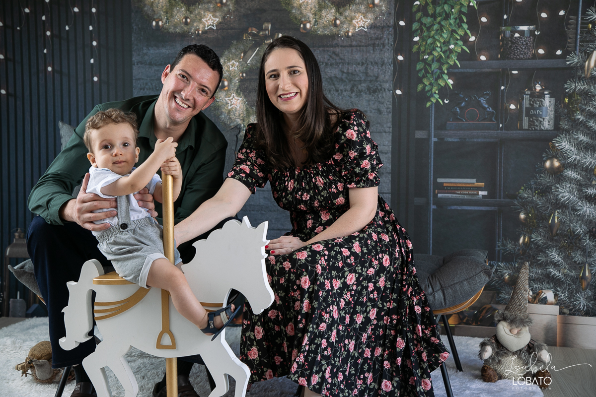 ensaio-fotografico-de-natal-2022-retratos-de-natal-fotografia-de-natal-fotos-papai-noel-cenario-fotografico-de-natal-2022-fundo-fotografico-de-natal-fundos-wentz-arvore-de-natal-papai-noel-decoracao-de-natal-estudio-fotografico-em-barbacena-isabela-lobato