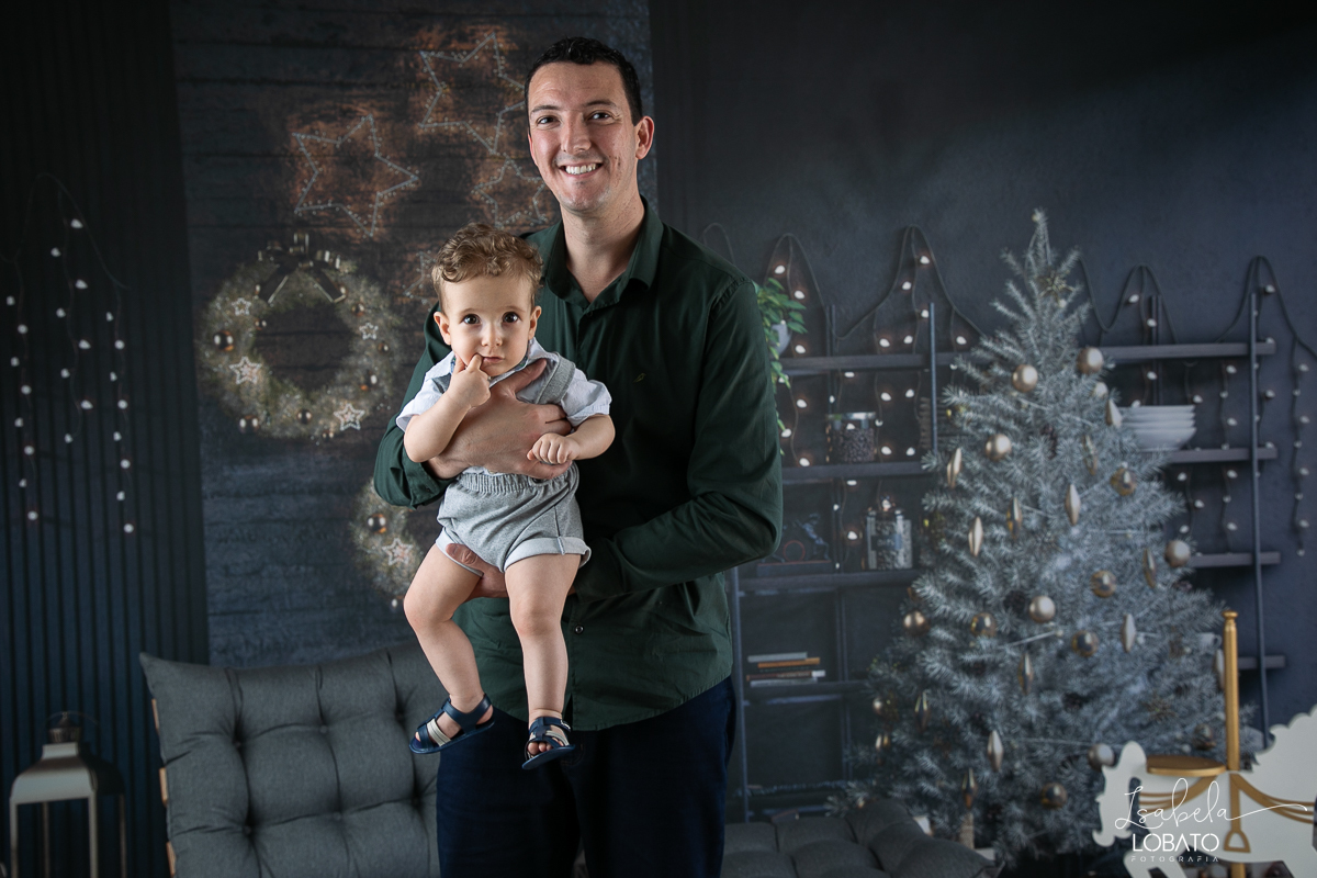 ensaio-fotografico-de-natal-2022-retratos-de-natal-fotografia-de-natal-fotos-papai-noel-cenario-fotografico-de-natal-2022-fundo-fotografico-de-natal-fundos-wentz-arvore-de-natal-papai-noel-decoracao-de-natal-estudio-fotografico-em-barbacena-isabela-lobato