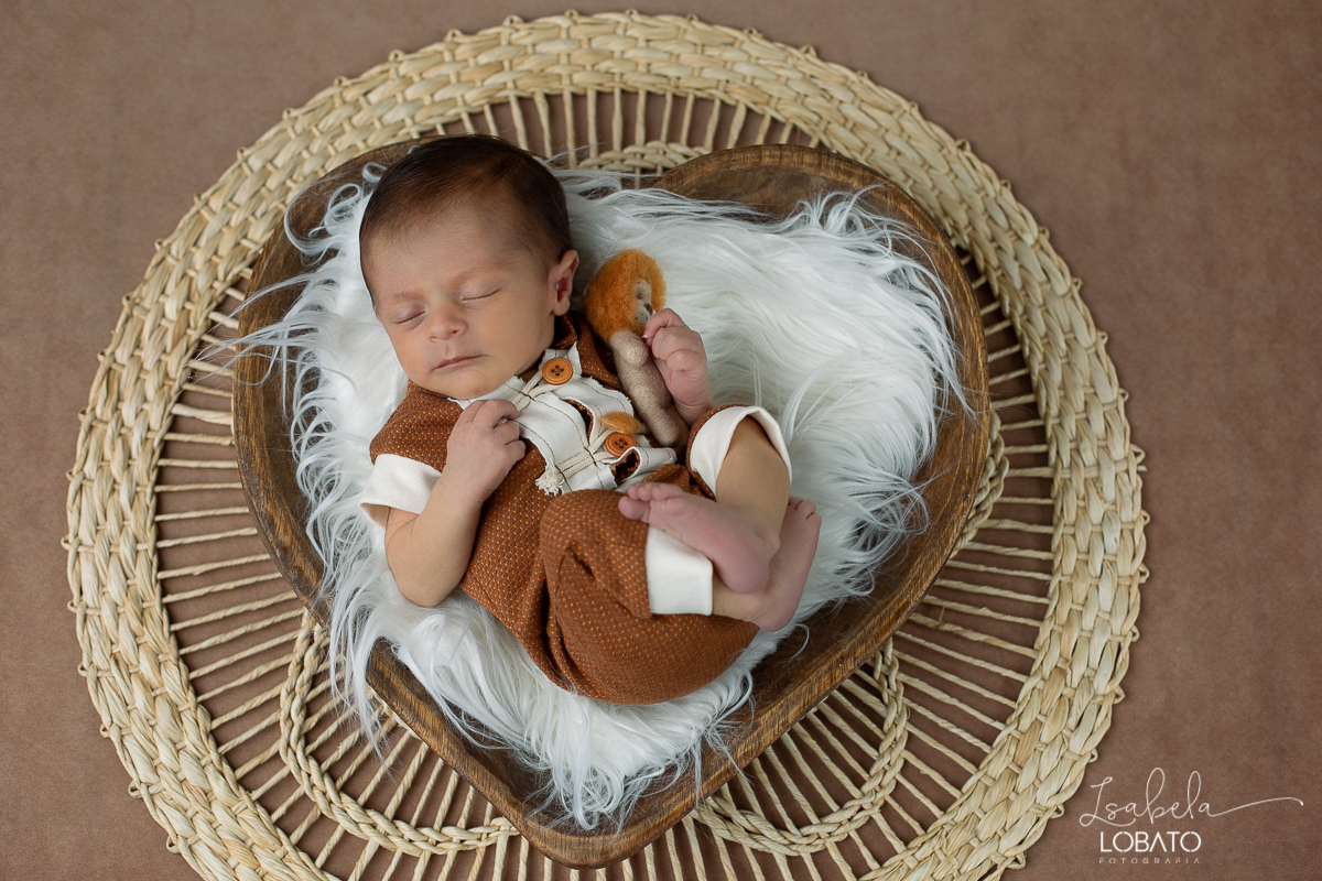 ensaio-fotografico-de-recem-nascido-ensaio-newborn-bebe-recem-nascido-sono-do-bebe-acompanhamento-fotografico-infantil-cenario-de-newborn-fundo-fotografico-para-ensaio-newborn-fotografa-especialista-em-ensaio-newborn-isabela-lobato-fotografia-barbacena-mg