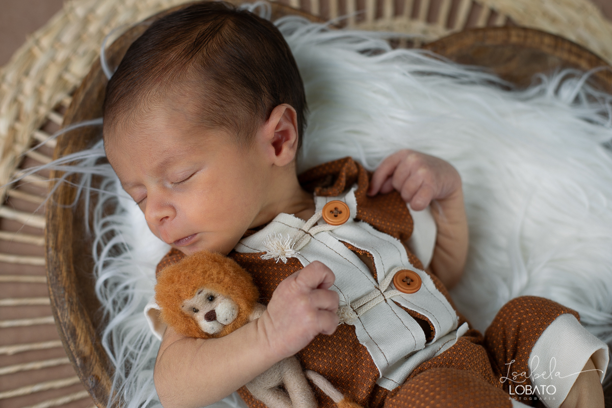 ensaio-fotografico-de-recem-nascido-ensaio-newborn-bebe-recem-nascido-sono-do-bebe-acompanhamento-fotografico-infantil-cenario-de-newborn-fundo-fotografico-para-ensaio-newborn-fotografa-especialista-em-ensaio-newborn-isabela-lobato-fotografia-barbacena-mg