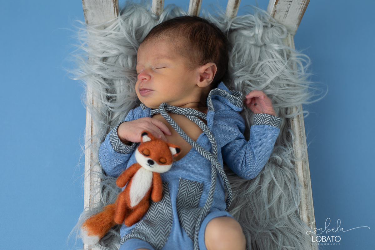 ensaio-fotografico-de-recem-nascido-ensaio-newborn-bebe-recem-nascido-sono-do-bebe-acompanhamento-fotografico-infantil-cenario-de-newborn-fundo-fotografico-para-ensaio-newborn-fotografa-especialista-em-ensaio-newborn-isabela-lobato-fotografia-barbacena-mg