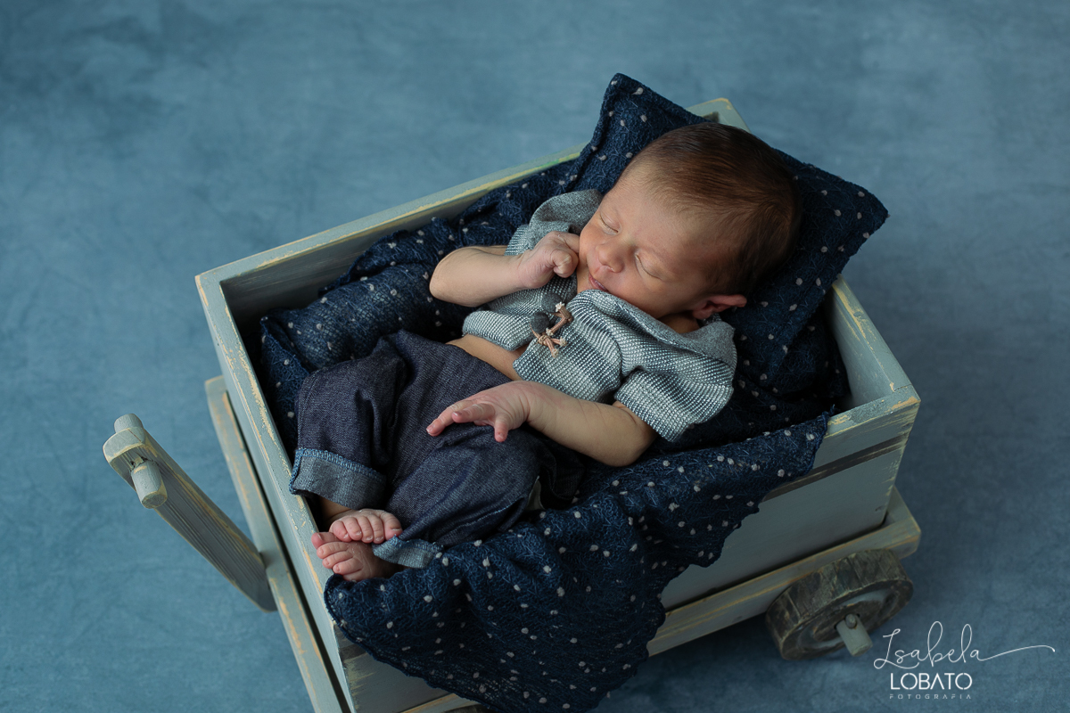 ensaio-fotografico-de-recem-nascido-ensaio-newborn-bebe-recem-nascido-sono-do-bebe-acompanhamento-fotografico-infantil-cenario-de-newborn-fundo-fotografico-para-ensaio-newborn-fotografa-especialista-em-ensaio-newborn-isabela-lobato-fotografia-barbacena-mg
