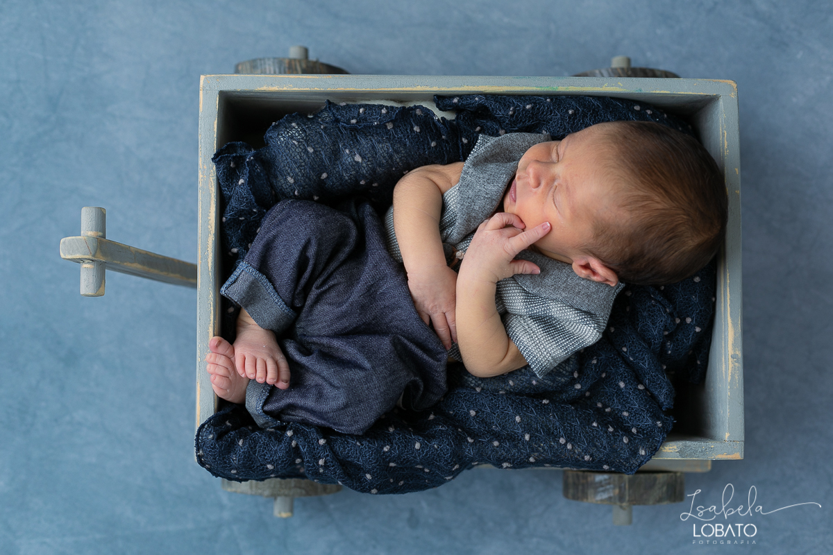 ensaio-fotografico-de-recem-nascido-ensaio-newborn-bebe-recem-nascido-sono-do-bebe-acompanhamento-fotografico-infantil-cenario-de-newborn-fundo-fotografico-para-ensaio-newborn-fotografa-especialista-em-ensaio-newborn-isabela-lobato-fotografia-barbacena-mg