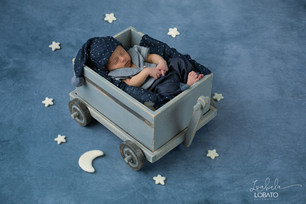 ensaio-fotografico-de-recem-nascido-ensaio-newborn-bebe-recem-nascido-sono-do-bebe-acompanhamento-fotografico-infantil-cenario-de-newborn-fundo-fotografico-para-ensaio-newborn-fotografa-especialista-em-ensaio-newborn-isabela-lobato-fotografia-barbacena-mg