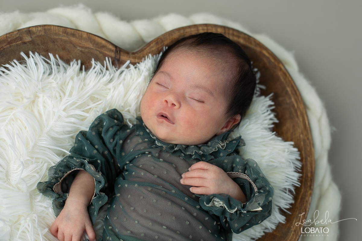 ensaio-fotografico-de-recem-nascido-ensaio-newborn-bebe-recem-nascido-sono-do-bebe-acompanhamento-fotografico-infantil-cenario-de-newborn-fundo-fotografico-para-ensaio-newborn-fotografa-especialista-em-ensaio-newborn-isabela-lobato-fotografia-barbacena-mg