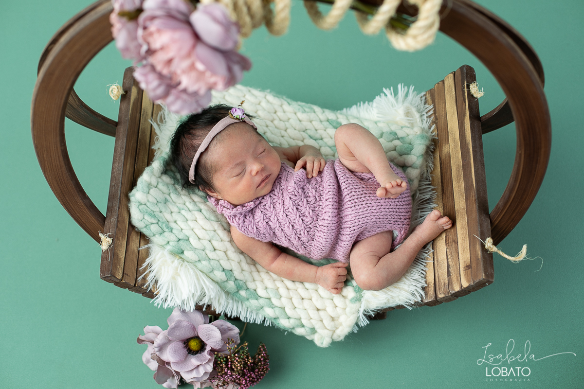 ensaio-fotografico-de-recem-nascido-ensaio-newborn-bebe-recem-nascido-sono-do-bebe-acompanhamento-fotografico-infantil-cenario-de-newborn-fundo-fotografico-para-ensaio-newborn-fotografa-especialista-em-ensaio-newborn-isabela-lobato-fotografia-barbacena-mg