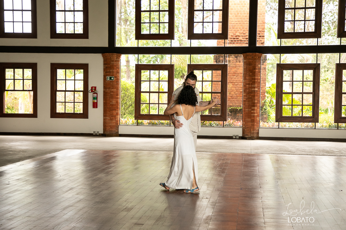 wedding-noiva-alternativa-vestido-de-noiva-ensaio-pos-wedding-ensaio-fotografico-de-casal-fotografica-de-familia-em-barbacena-salao-de-festas-em-barbacena-spazio-franatos-melhor-salao-de-festas-de-barbacena-e-regiao-isabela-lobato-fotografia-foto-de-casal