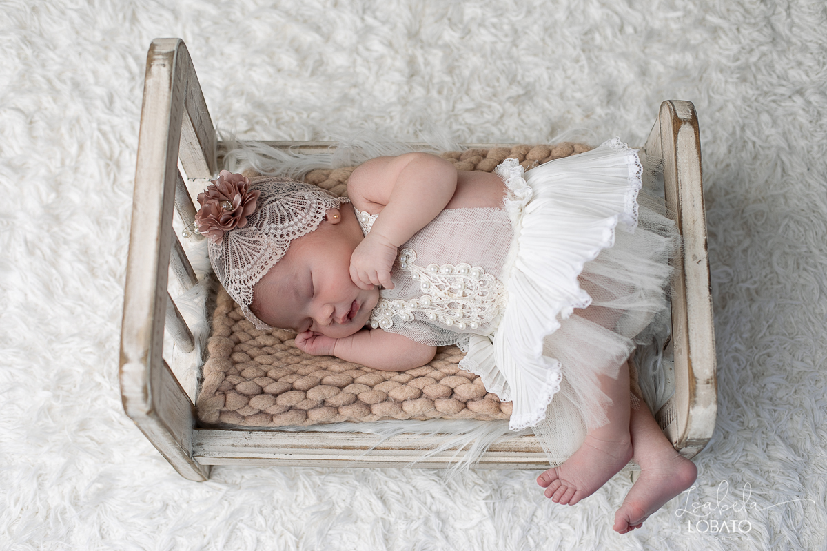 ensaio-fotografico-de-recem-nascido-ensaio-newborn-bebe-recem-nascido-sono-do-bebe-acompanhamento-fotografico-infantil-cenario-de-newborn-fundo-fotografico-para-ensaio-newborn-fotografa-especialista-em-ensaio-newborn-isabela-lobato-fotografia-barbacena-mg