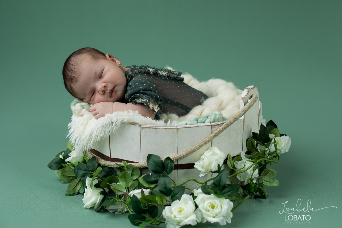 ensaio-fotografico-de-recem-nascido-ensaio-newborn-bebe-recem-nascido-sono-do-bebe-acompanhamento-fotografico-infantil-cenario-de-newborn-fundo-fotografico-para-ensaio-newborn-fotografa-especialista-em-ensaio-newborn-isabela-lobato-fotografia-barbacena-mg