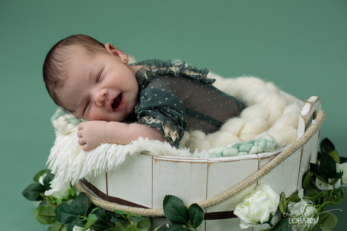 ensaio-fotografico-de-recem-nascido-ensaio-newborn-bebe-recem-nascido-sono-do-bebe-acompanhamento-fotografico-infantil-cenario-de-newborn-fundo-fotografico-para-ensaio-newborn-fotografa-especialista-em-ensaio-newborn-isabela-lobato-fotografia-barbacena-mg