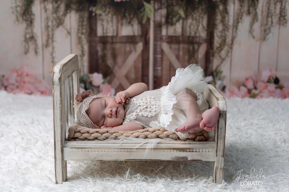 ensaio-fotografico-de-recem-nascido-ensaio-newborn-bebe-recem-nascido-sono-do-bebe-acompanhamento-fotografico-infantil-cenario-de-newborn-fundo-fotografico-para-ensaio-newborn-fotografa-especialista-em-ensaio-newborn-isabela-lobato-fotografia-barbacena-mg