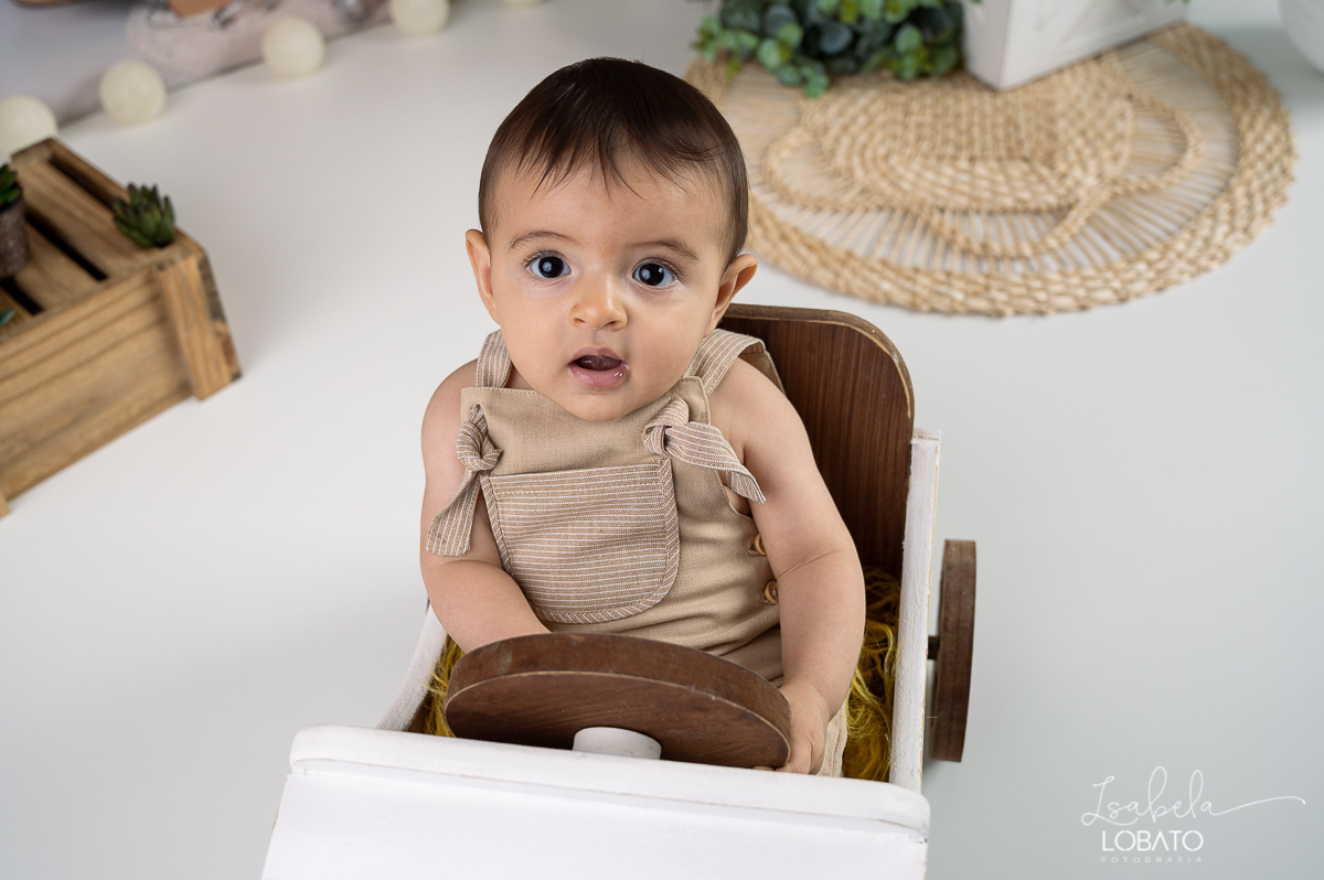 acompanhamento-fotografico-criativo-estudio-fotografico-infantil-em-barbacna-isabela-lobato-fotografia- roupas-acompanhamento-fotografico-fases-do-bebe-6-meses-carro-fusca-para-bebe-fotografa-de-crianças-em-barbacena