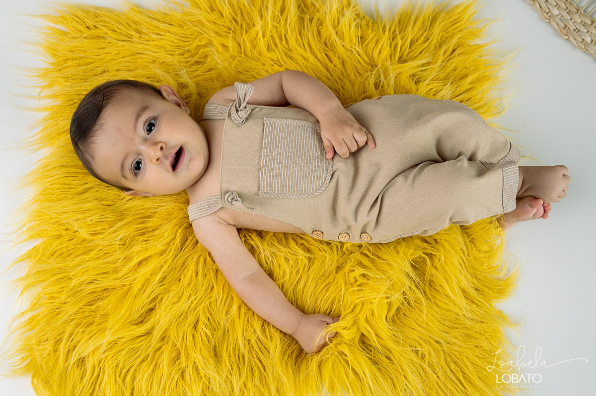 acompanhamento-fotografico-criativo-estudio-fotografico-infantil-em-barbacna-isabela-lobato-fotografia- roupas-acompanhamento-fotografico-fases-do-bebe-6-meses-carro-fusca-para-bebe-fotografa-de-crianças-em-barbacena