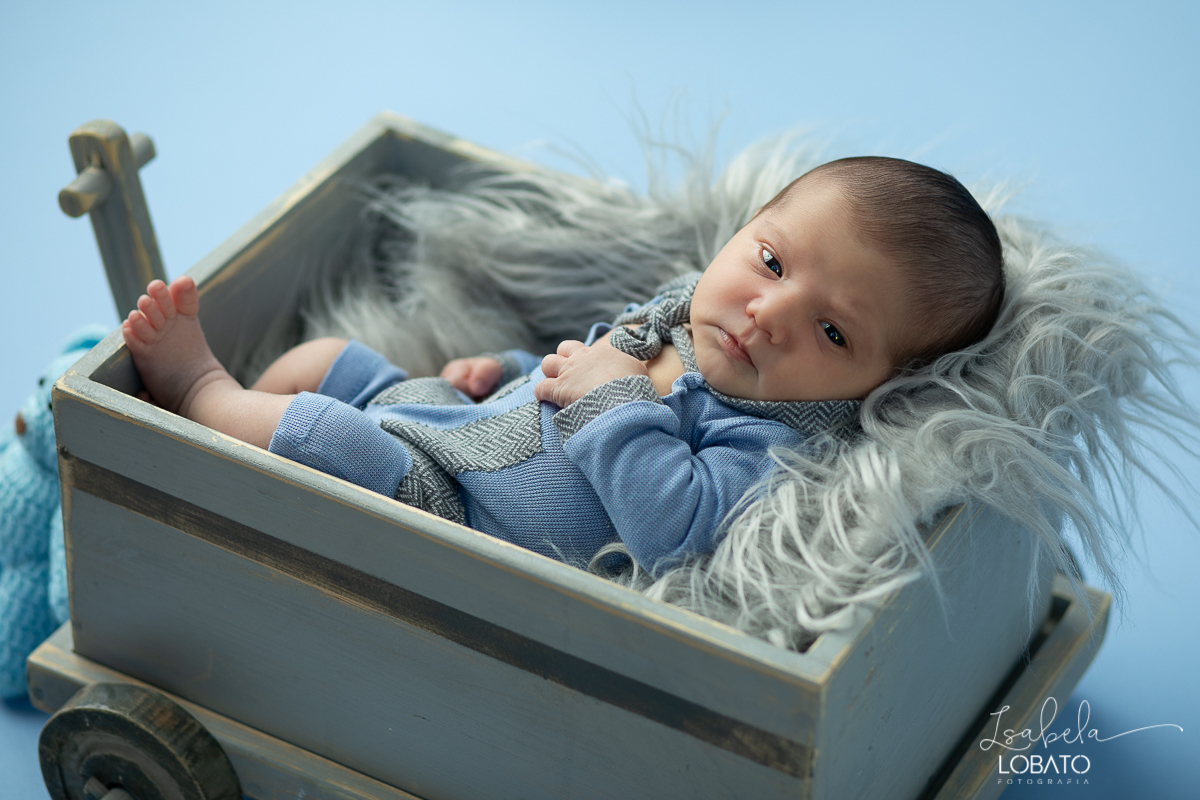 ensaio-fotografico-de-recem-nascido-ensaio-newborn-bebe-recem-nascido-sono-do-bebe-acompanhamento-fotografico-infantil-cenario-de-newborn-fundo-fotografico-para-ensaio-newborn-fotografa-especialista-em-ensaio-newborn-isabela-lobato-fotografia-barbacena-mg