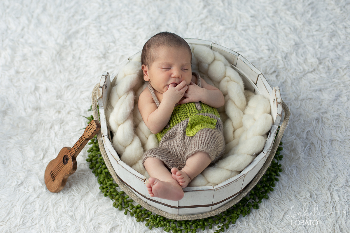 ensaio-fotografico-de-recem-nascido-ensaio-newborn-bebe-recem-nascido-sono-do-bebe-acompanhamento-fotografico-infantil-cenario-de-newborn-fundo-fotografico-para-ensaio-newborn-fotografa-especialista-em-ensaio-newborn-isabela-lobato-fotografia-barbacena-mg