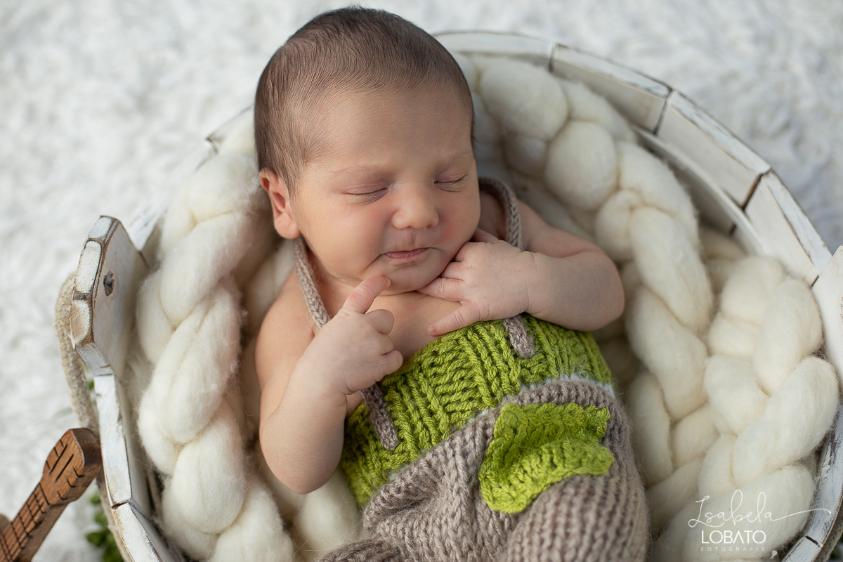 ensaio-fotografico-de-recem-nascido-ensaio-newborn-bebe-recem-nascido-sono-do-bebe-acompanhamento-fotografico-infantil-cenario-de-newborn-fundo-fotografico-para-ensaio-newborn-fotografa-especialista-em-ensaio-newborn-isabela-lobato-fotografia-barbacena-mg