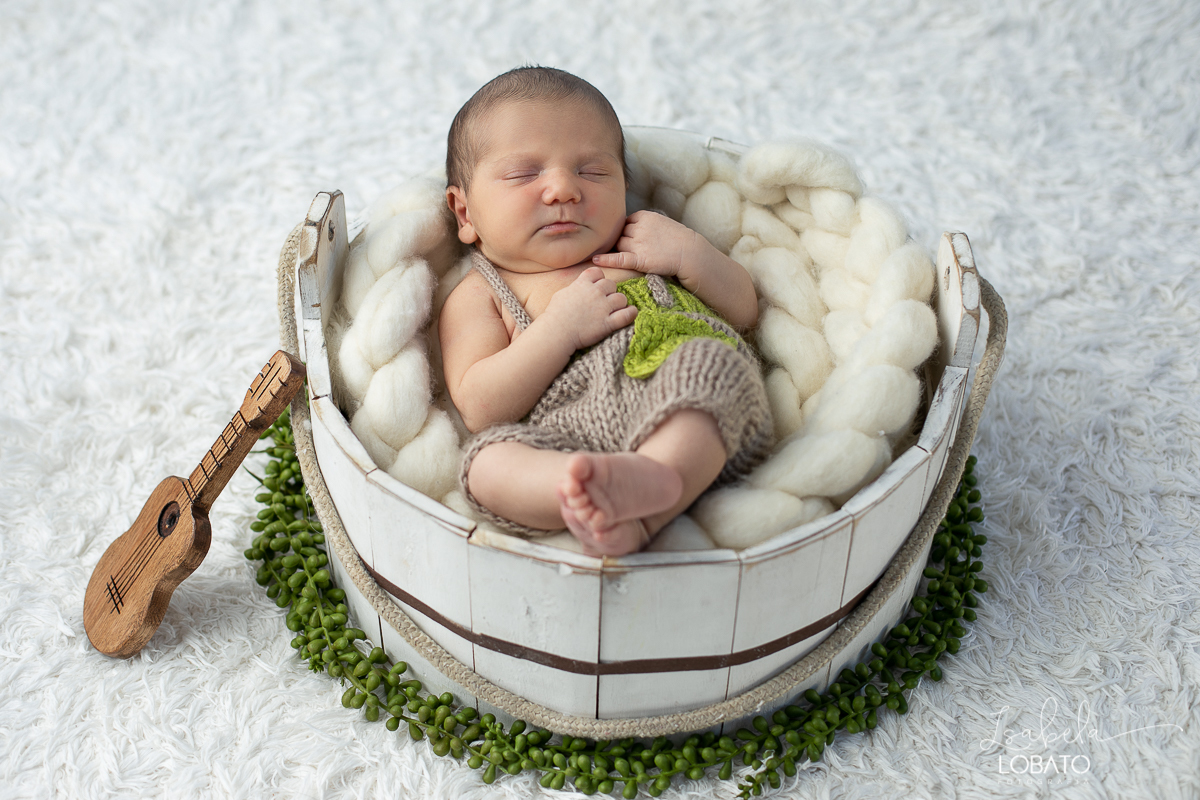 ensaio-fotografico-de-recem-nascido-ensaio-newborn-bebe-recem-nascido-sono-do-bebe-acompanhamento-fotografico-infantil-cenario-de-newborn-fundo-fotografico-para-ensaio-newborn-fotografa-especialista-em-ensaio-newborn-isabela-lobato-fotografia-barbacena-mg