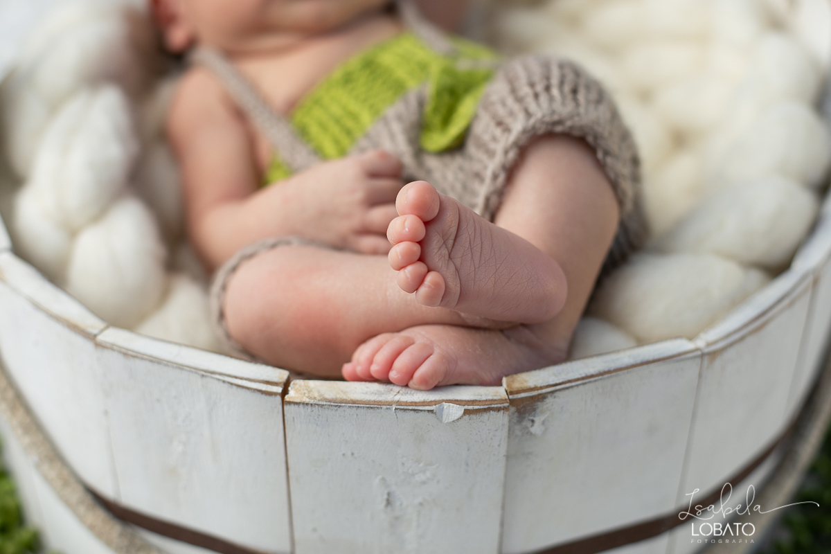 ensaio-fotografico-de-recem-nascido-ensaio-newborn-bebe-recem-nascido-sono-do-bebe-acompanhamento-fotografico-infantil-cenario-de-newborn-fundo-fotografico-para-ensaio-newborn-fotografa-especialista-em-ensaio-newborn-isabela-lobato-fotografia-barbacena-mg