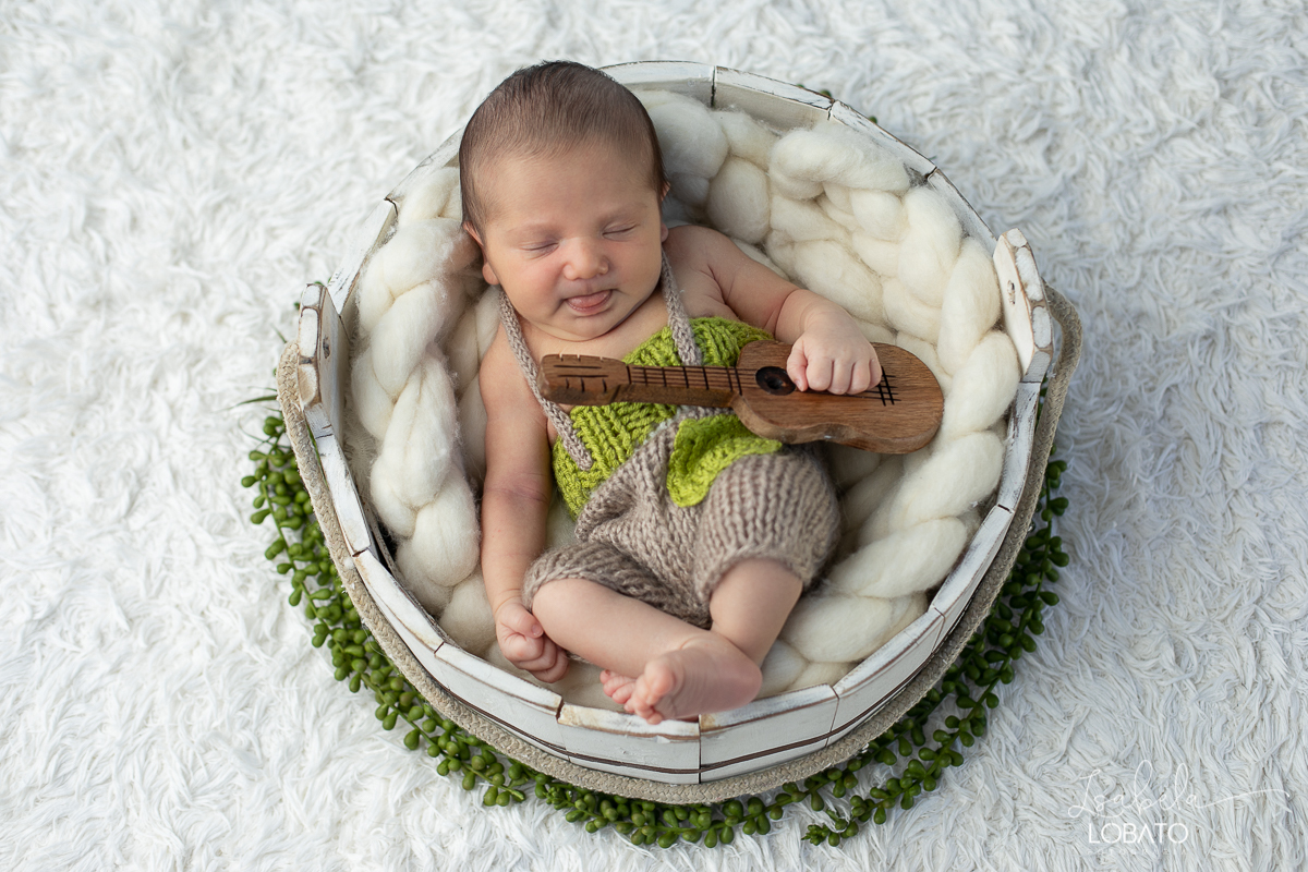 ensaio-fotografico-de-recem-nascido-ensaio-newborn-bebe-recem-nascido-sono-do-bebe-acompanhamento-fotografico-infantil-cenario-de-newborn-fundo-fotografico-para-ensaio-newborn-fotografa-especialista-em-ensaio-newborn-isabela-lobato-fotografia-barbacena-mg