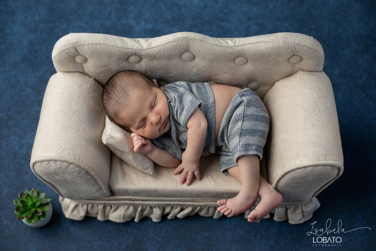 ensaio-fotografico-de-recem-nascido-ensaio-newborn-bebe-recem-nascido-sono-do-bebe-acompanhamento-fotografico-infantil-cenario-de-newborn-fundo-fotografico-para-ensaio-newborn-fotografa-especialista-em-ensaio-newborn-isabela-lobato-fotografia-barbacena-mg