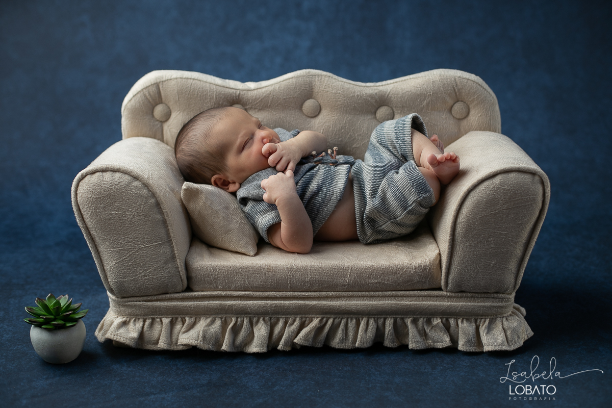 ensaio-fotografico-de-recem-nascido-ensaio-newborn-bebe-recem-nascido-sono-do-bebe-acompanhamento-fotografico-infantil-cenario-de-newborn-fundo-fotografico-para-ensaio-newborn-fotografa-especialista-em-ensaio-newborn-isabela-lobato-fotografia-barbacena-mg