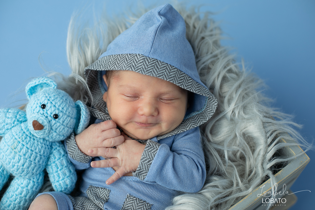 ensaio-fotografico-de-recem-nascido-ensaio-newborn-bebe-recem-nascido-sono-do-bebe-acompanhamento-fotografico-infantil-cenario-de-newborn-fundo-fotografico-para-ensaio-newborn-fotografa-especialista-em-ensaio-newborn-isabela-lobato-fotografia-barbacena-mg