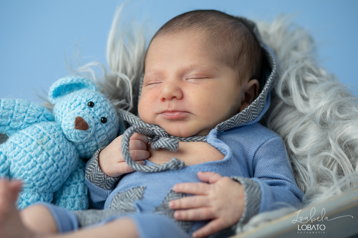 ensaio-fotografico-de-recem-nascido-ensaio-newborn-bebe-recem-nascido-sono-do-bebe-acompanhamento-fotografico-infantil-cenario-de-newborn-fundo-fotografico-para-ensaio-newborn-fotografa-especialista-em-ensaio-newborn-isabela-lobato-fotografia-barbacena-mg
