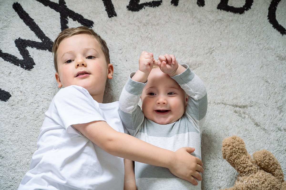 ensaio-fotografico-lifestyle-familia-fases-do-bebe-acompanhamento-fotografico-infatinl-bebe-de-9-meses-foto-de-familia-memoria-afetiva-colecionando-momentos-urso-ted-amor-de-familia-fotografa-em-barbacena-isabela-lobato-fotografia-estudio-fotografico