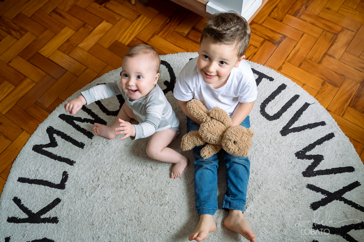 ensaio-fotografico-lifestyle-familia-fases-do-bebe-acompanhamento-fotografico-infatinl-bebe-de-9-meses-foto-de-familia-memoria-afetiva-colecionando-momentos-urso-ted-amor-de-familia-fotografa-em-barbacena-isabela-lobato-fotografia-estudio-fotografico